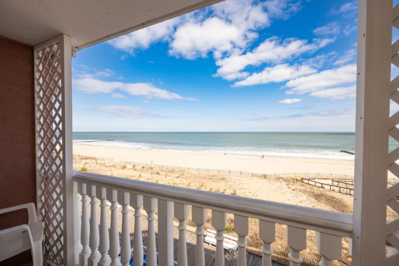 Ocean Front Suite with Two Queen Beds image 2
