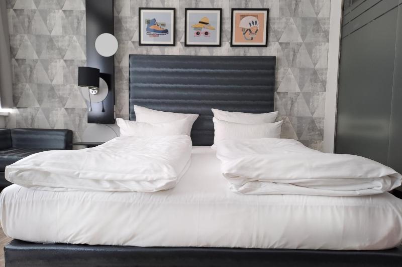 Premium Queen Room image 4