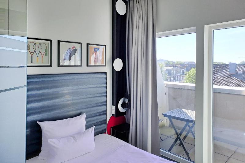 French Cosy Room with Balcony - Top Floor image 2