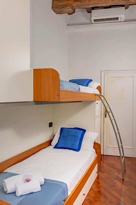 Twin Room with Shared Bathroom image 1