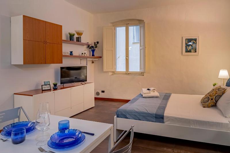 Queen Room with Shared Bathroom image 4