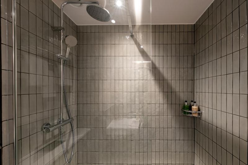 Deluxe King Room image 4