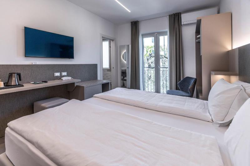 Standard King Room image 3