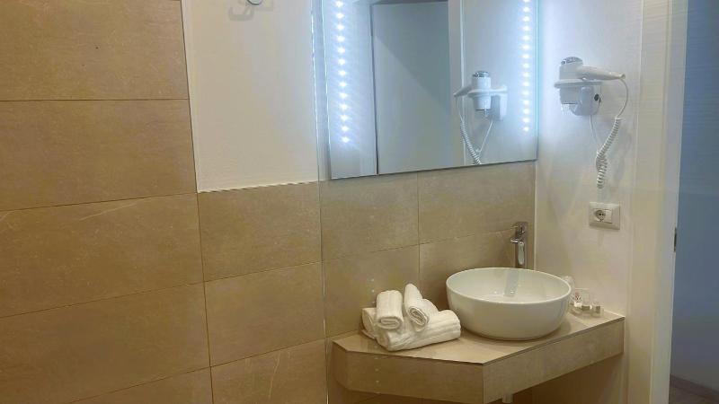 Economy Double or Twin Room image 3