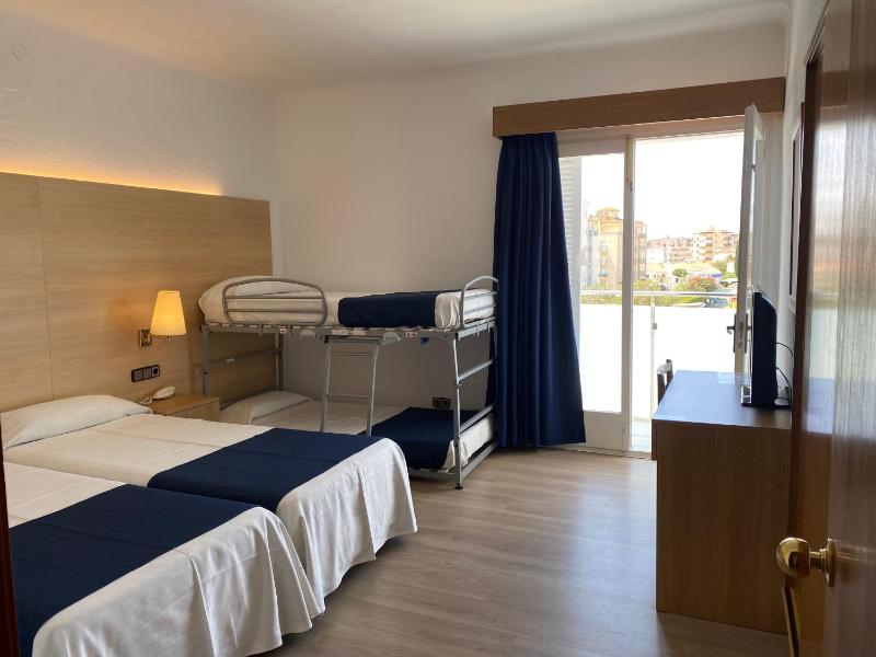 Quadruple Room (2 Adults + 2 Children) image 3