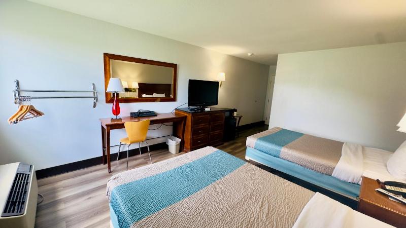 Quadruple Room - Disability Access - Non-Smoking image 3