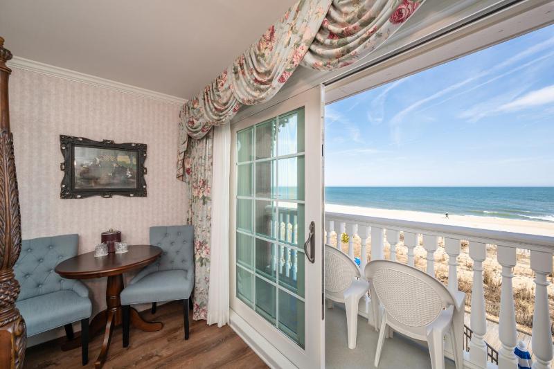 Deluxe Ocean Front with Queen Bed image 3