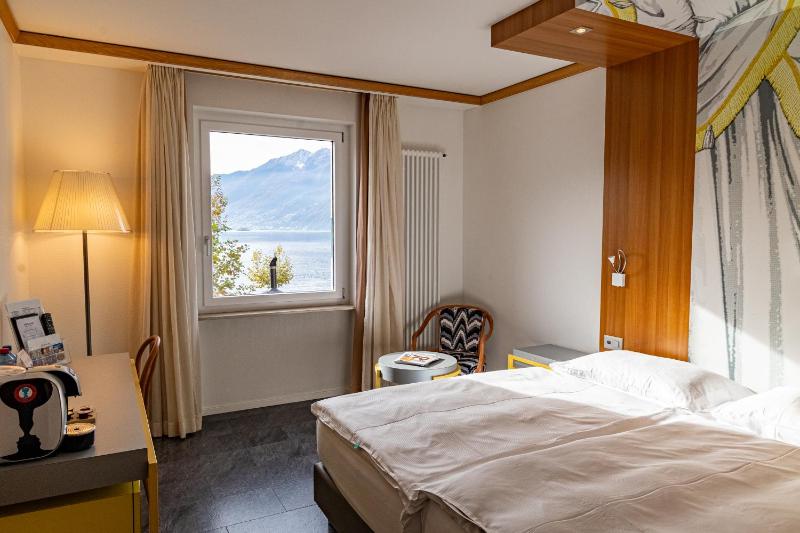 Twin Room with Lake View image 3