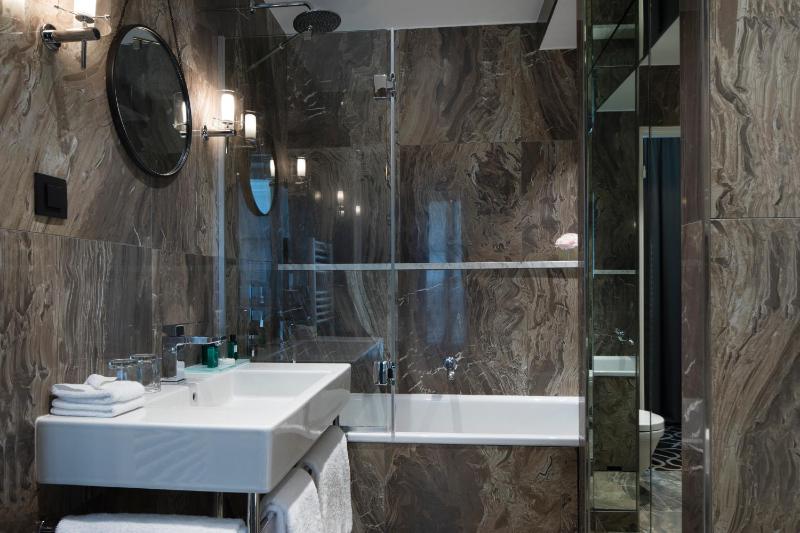 Deluxe Suite image 3