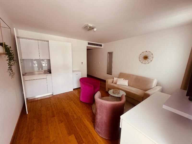 Comfort Two-Bedroom Apartment with Balcony and Sea View image 3