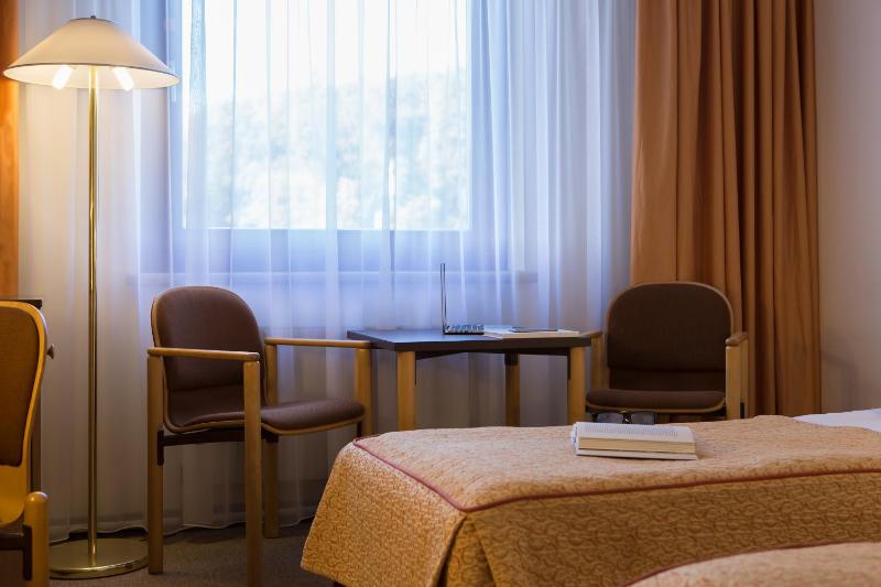 Standard Twin Room image 3