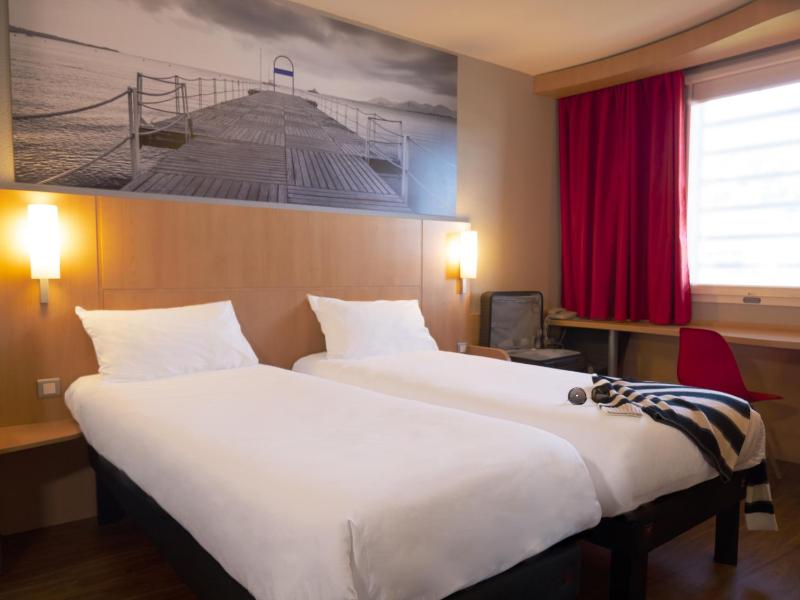 Standard Twin Room image 4