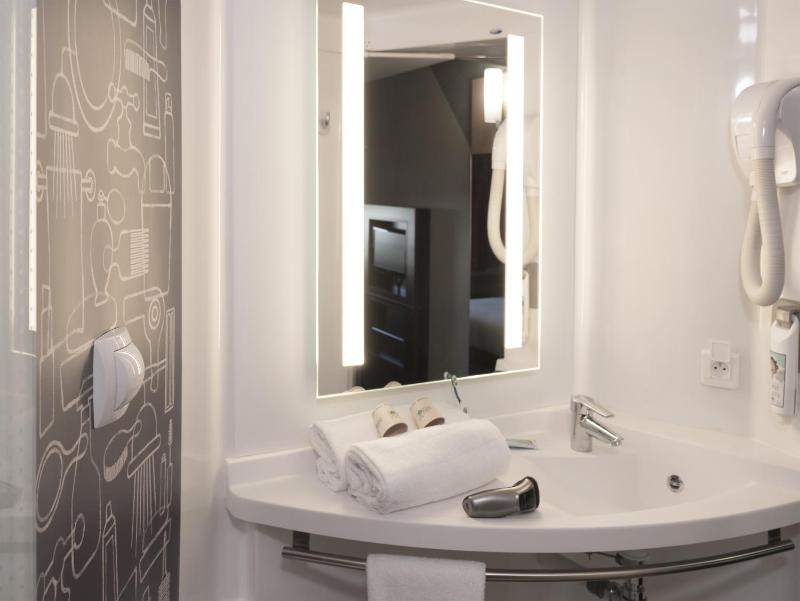 Standard Twin Room image 3