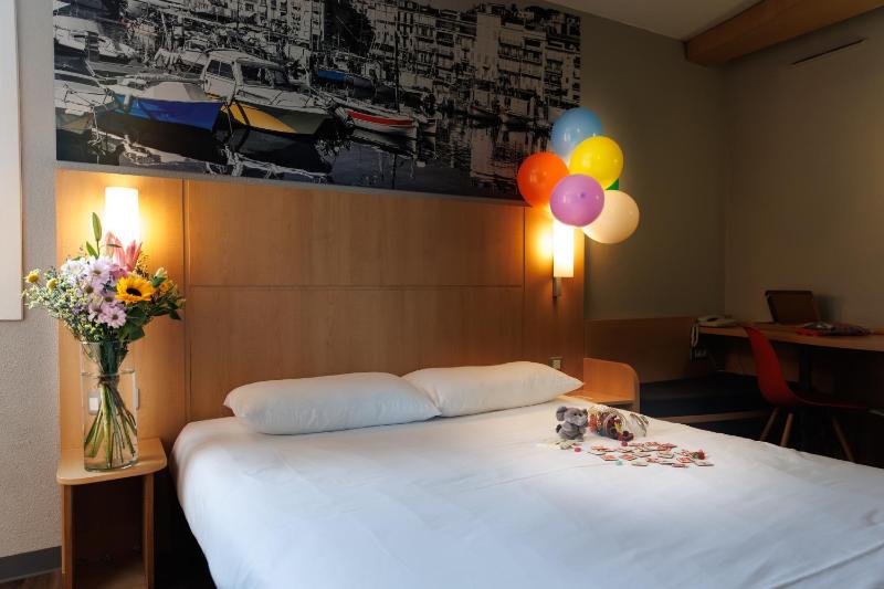 Standard Double Room image 2