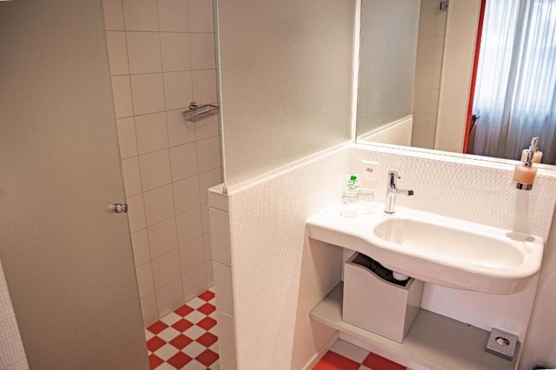 Economy Twin Room with Courtyard View  image 4