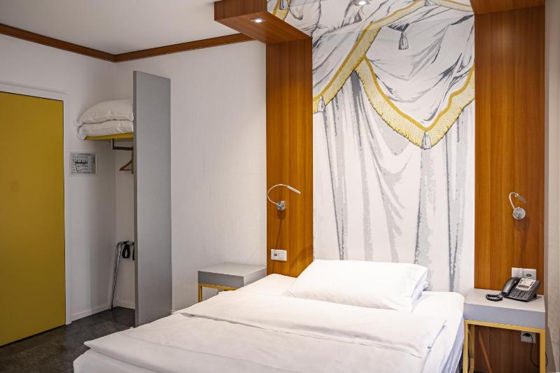 Economy Twin Room with Courtyard View  image 2
