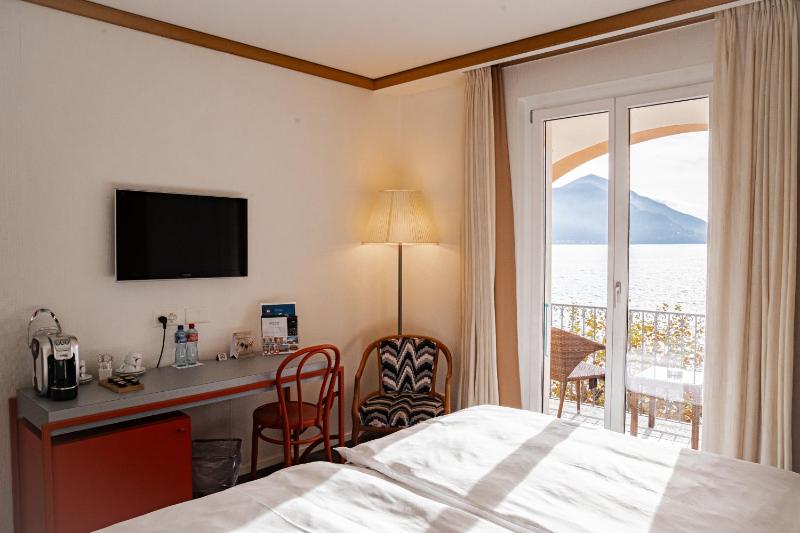 Twin Room with Terrace and Lake View image 2