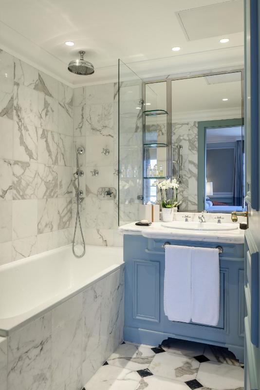 Deluxe Double Room with Sea View image 2