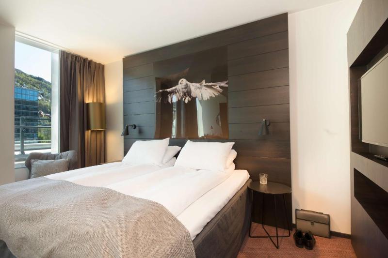 Standard Twin Room image 4