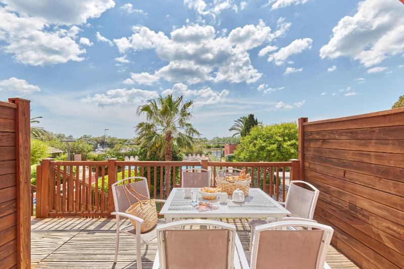 Two-Bedroom Apartment - Pool Side image 2
