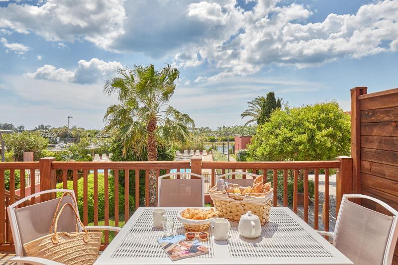 Two-Bedroom Apartment - Pool Side image 4