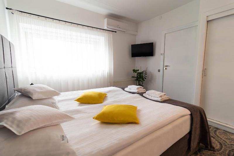 Deluxe Suite image 3