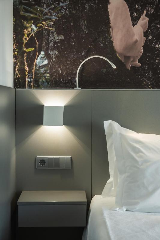 Twin Room with Balcony image 3