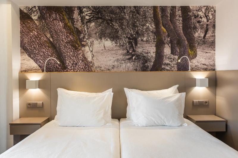 Twin Room with Balcony image 2