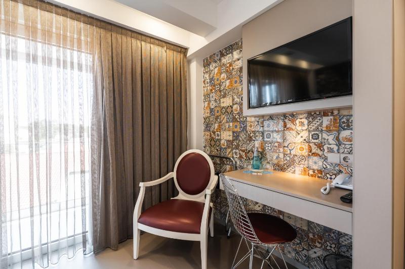 Double Room with Balcony image 3