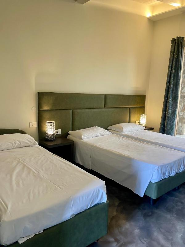 Deluxe Family Room image 4