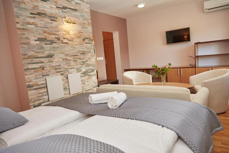 Basic Triple Room image 3