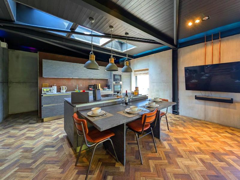 Big Ben - Two Bedroom Penthouse Suite with Roof Terrace, Hot Tub and Balconies image 4