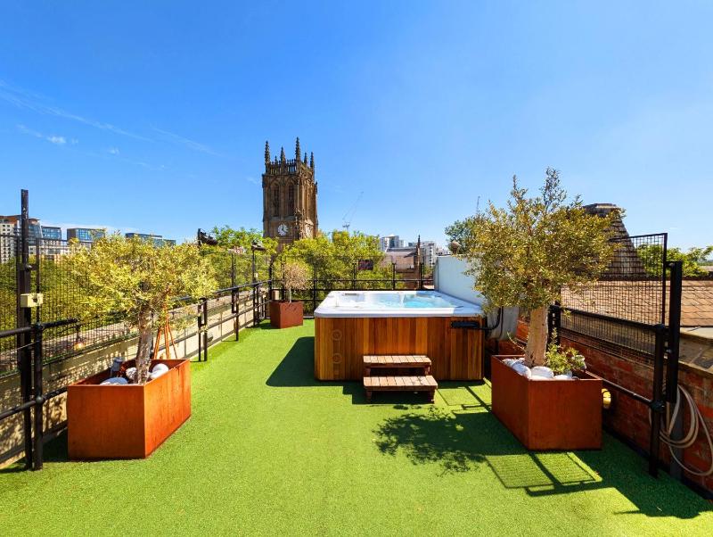 Big Ben - Two Bedroom Penthouse Suite with Roof Terrace, Hot Tub and Balconies image 3