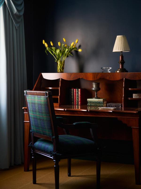 Family Room image 3