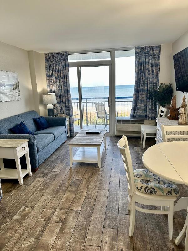 Queen Suite with Spa Bath - Ocean Front  image 3