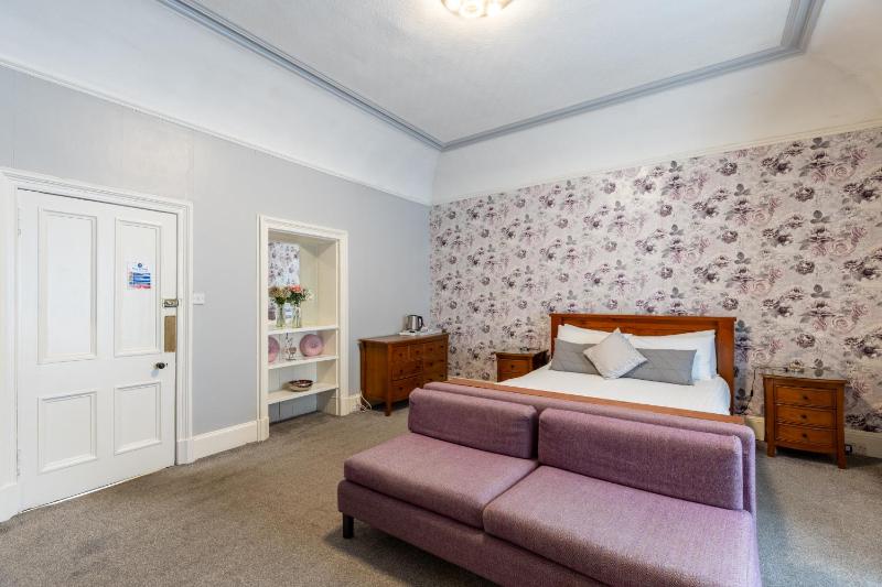 Superior King Room image 3