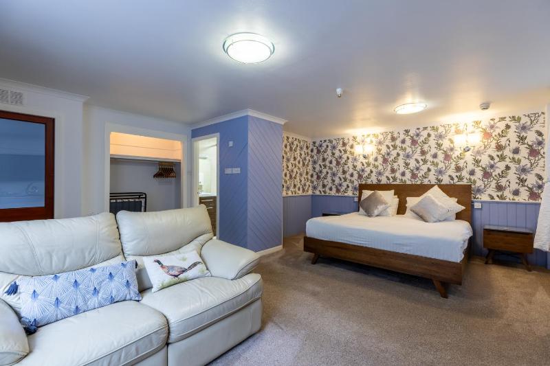 Deluxe King Room image 2