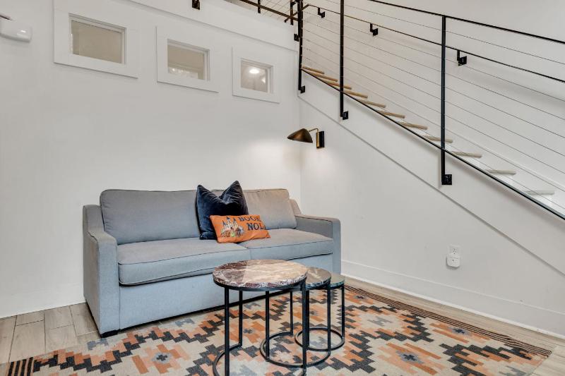 Marigny retreat w parking near the Quarter - image 1