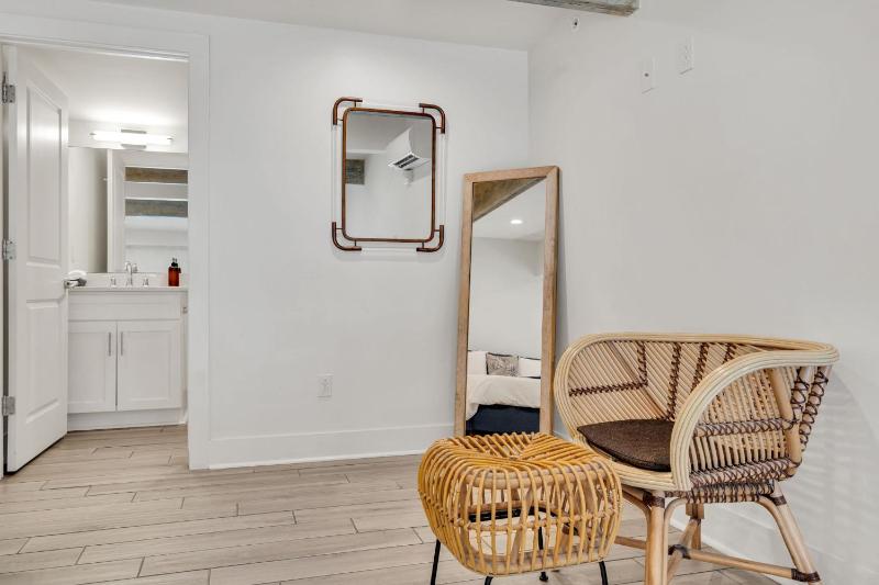Marigny retreat w parking near the Quarter - image 16