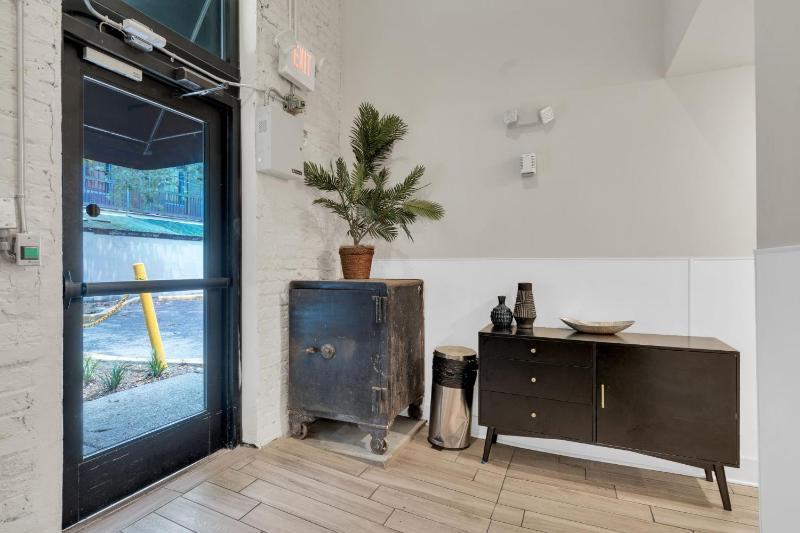 Marigny retreat w parking near the Quarter - image 12