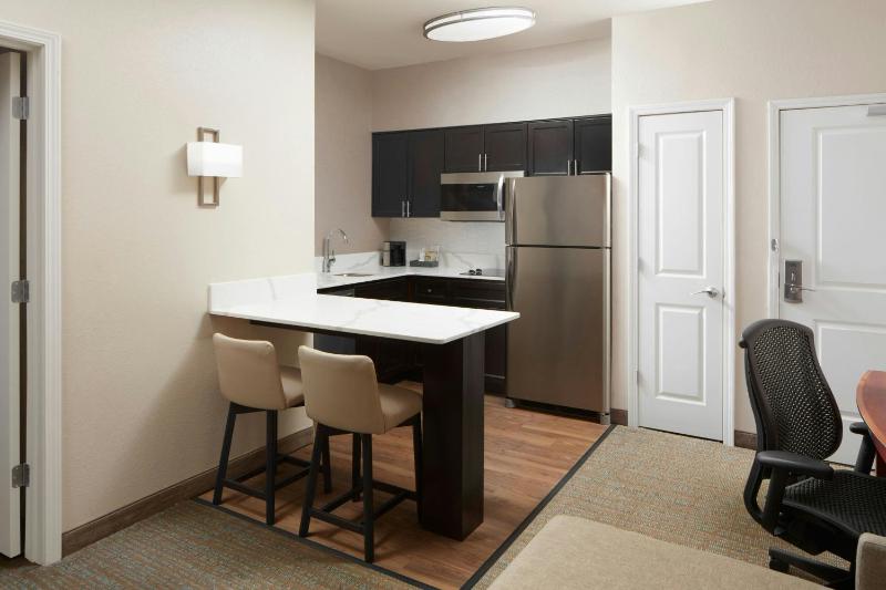 One-Bedroom Queen Suite image 4