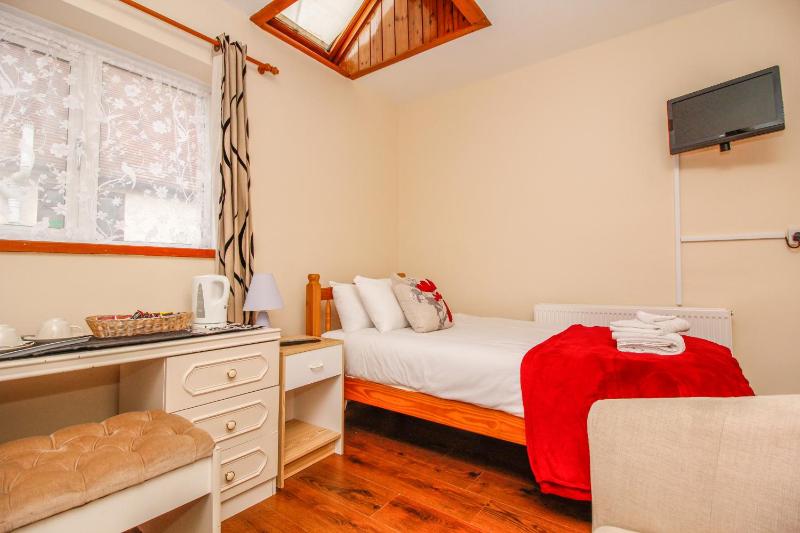 Twin Room with Bathroom image 4