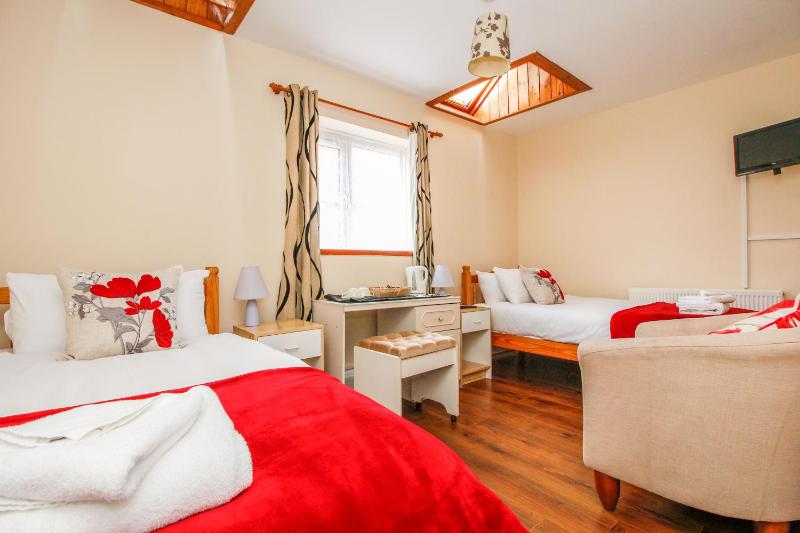 Twin Room with Bathroom image 3