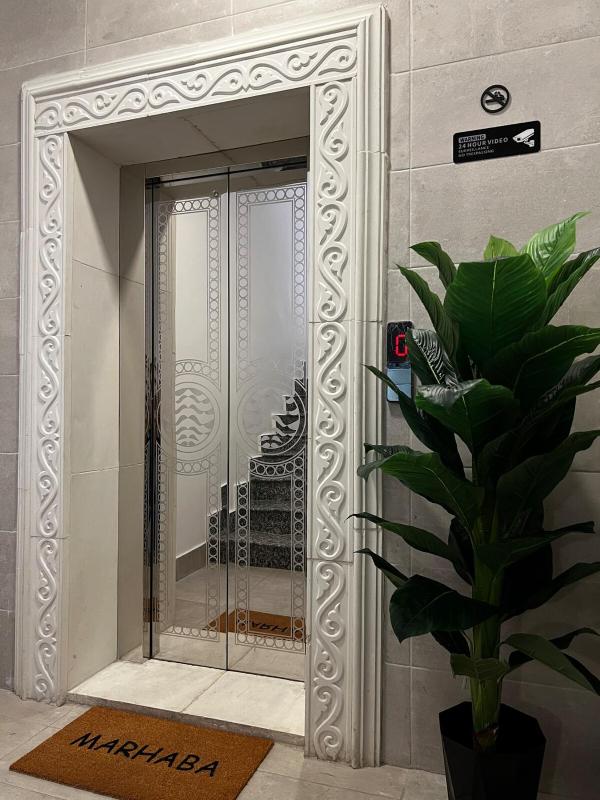 Modern Studio Apartment Near Downtown breathtaking view! - image 16