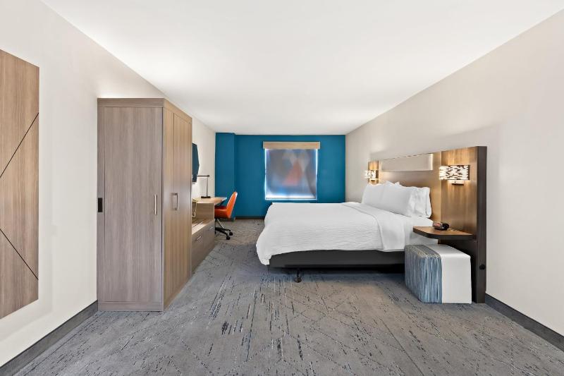 King Suite with Roll-in Shower - Mobility Access image 3
