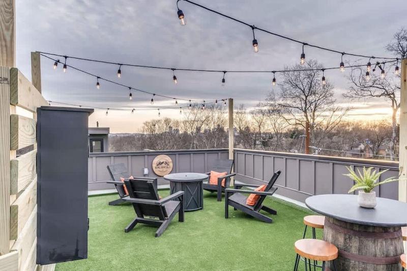 Cozy House - Great Rooftop - Walks to Bars - image 14