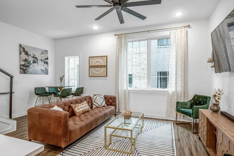 June's Nash Home 4 Miles to Broadway-Rooftop Patio - image 9