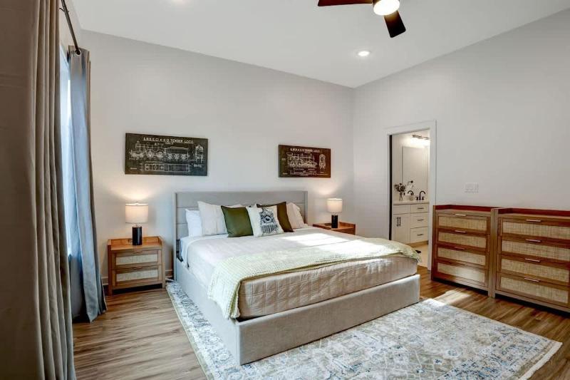 Highland Station - Private Rooftop - Sleeps 14 - image 16