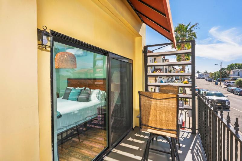 King Room with Balcony image 4