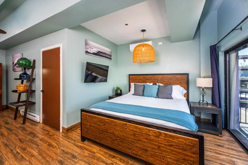 King Room with Balcony image 3